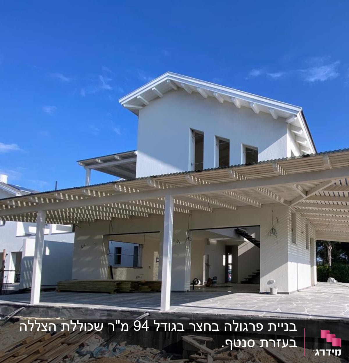 פרגולה מעץ לבן בחצר בית בבנייה